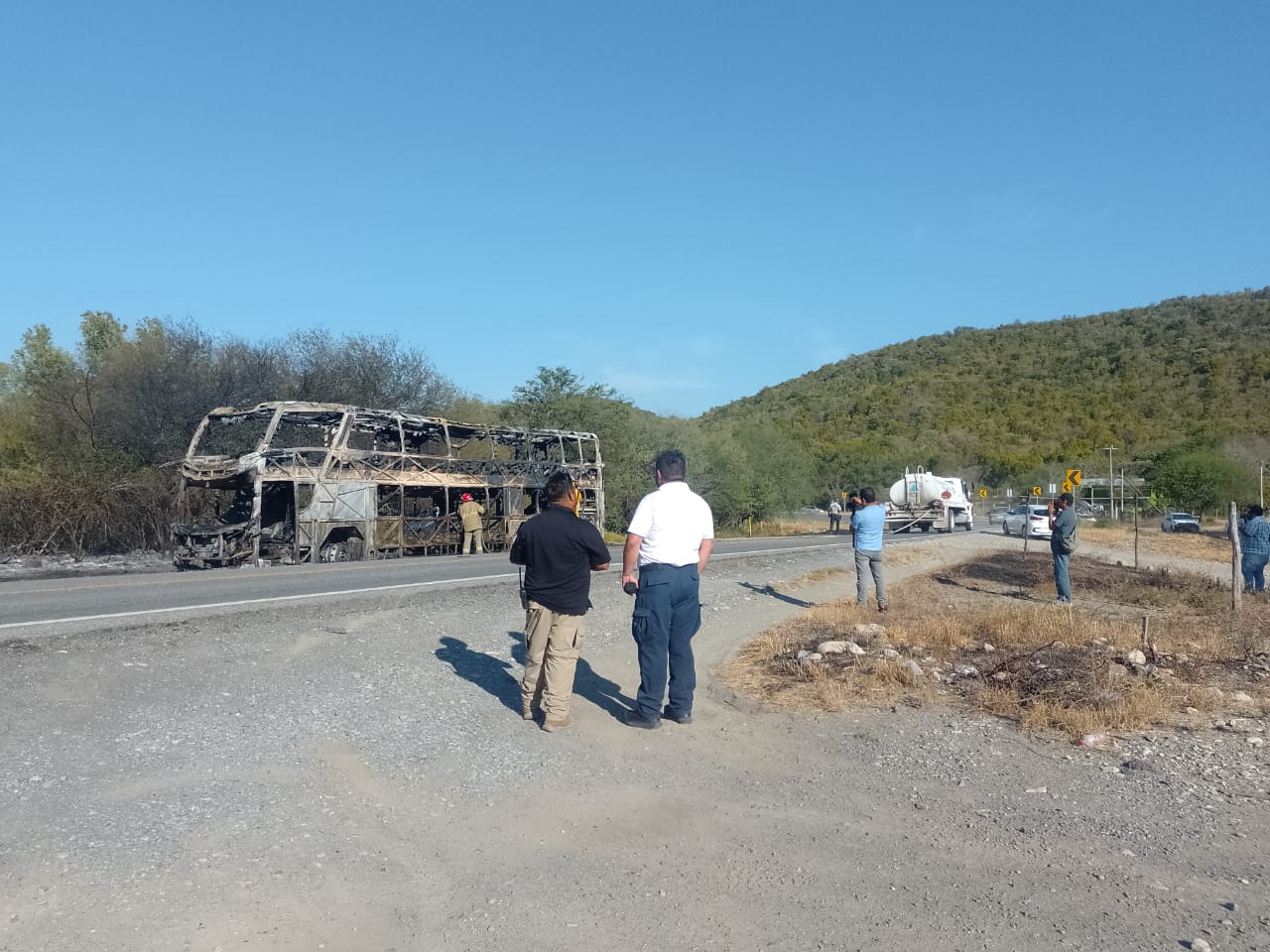 Guardia Estatal socorre a pasajeros y conductor tras incendio de autobús