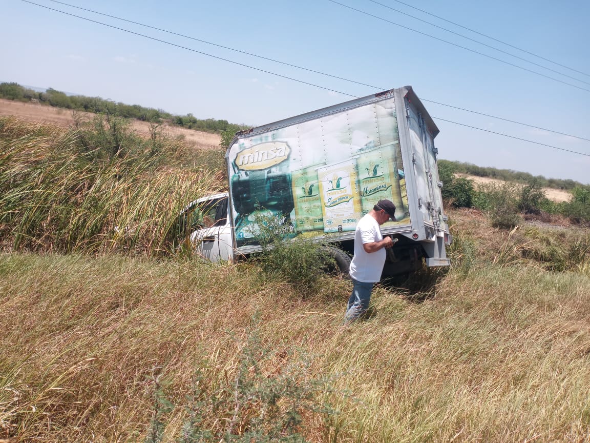 Guardia Estatal atiende derrape de camioneta cargada de harina de maíz