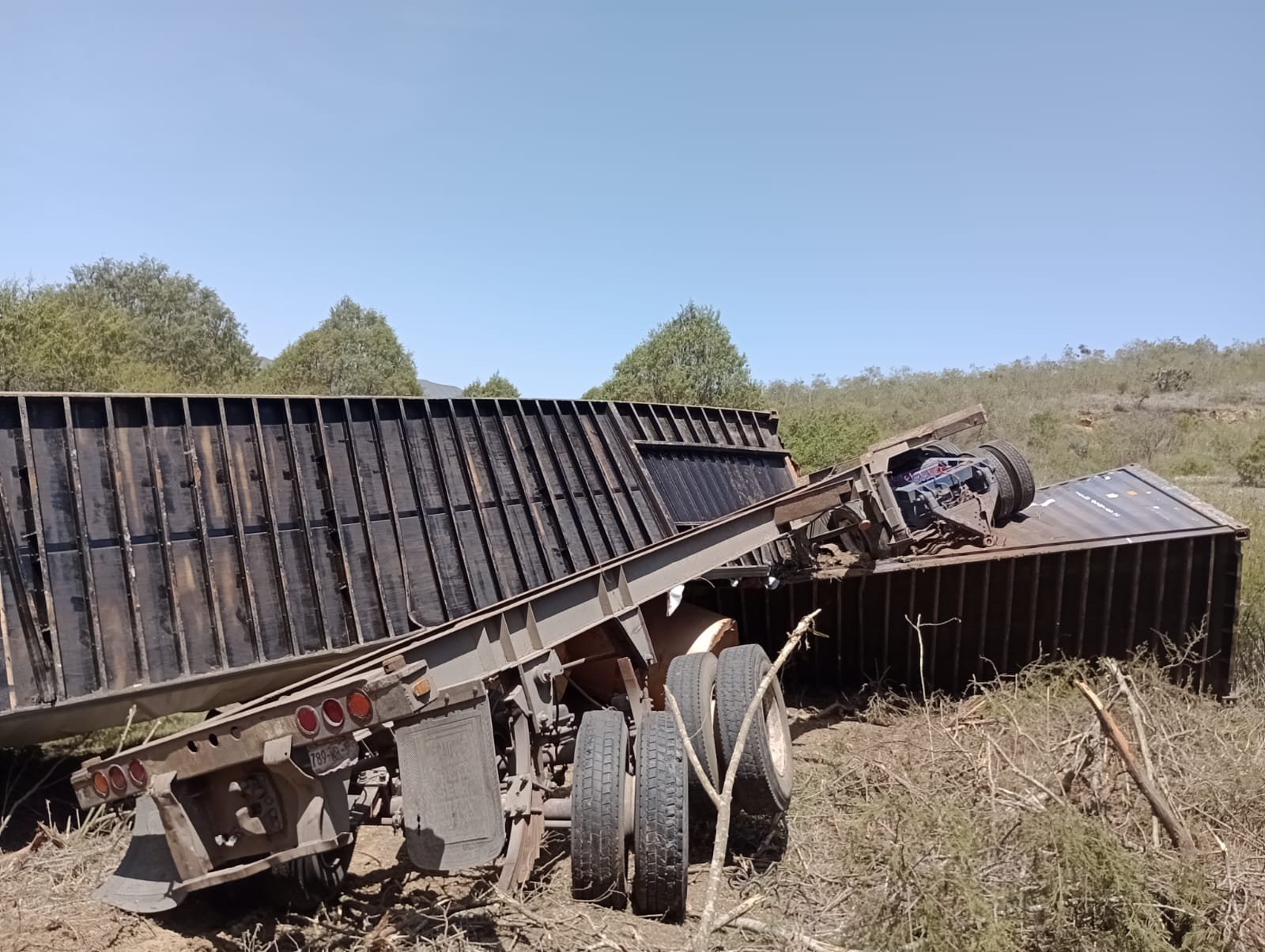 Guardia Estatal atiende volcadura de tractocamión con chofer lesionado