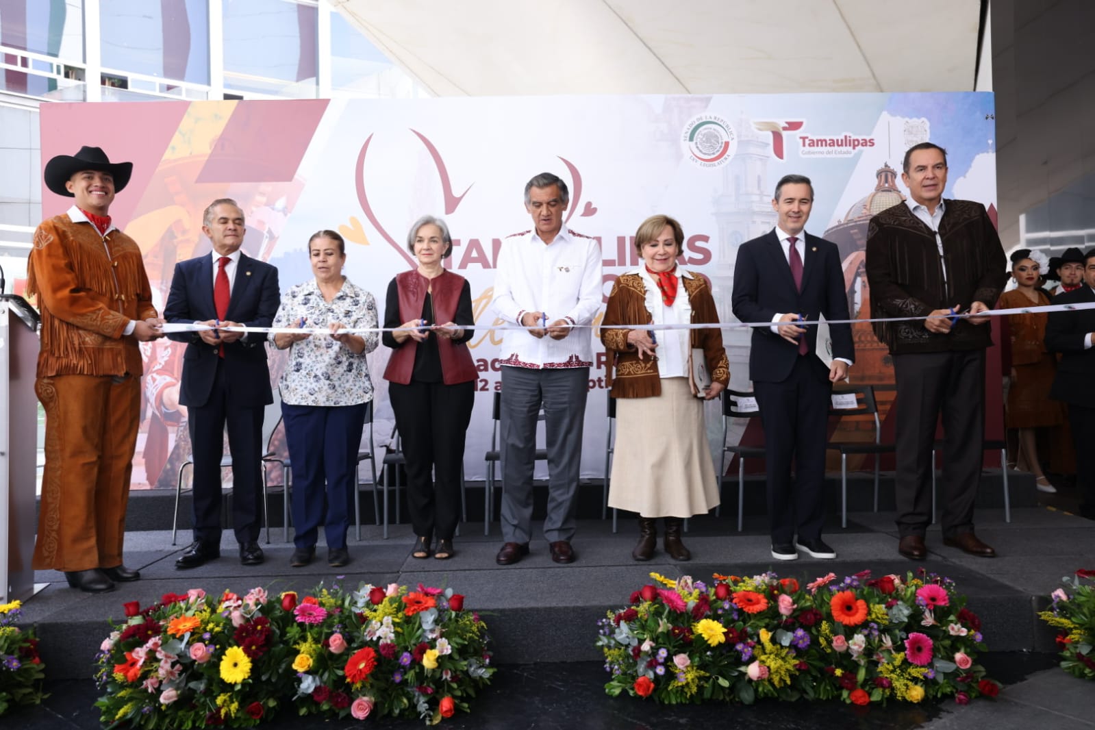 Inaugura Américo muestra cultural de Tamaulipas en el Senado; recibe reconocimiento por lucha contra el cáncer