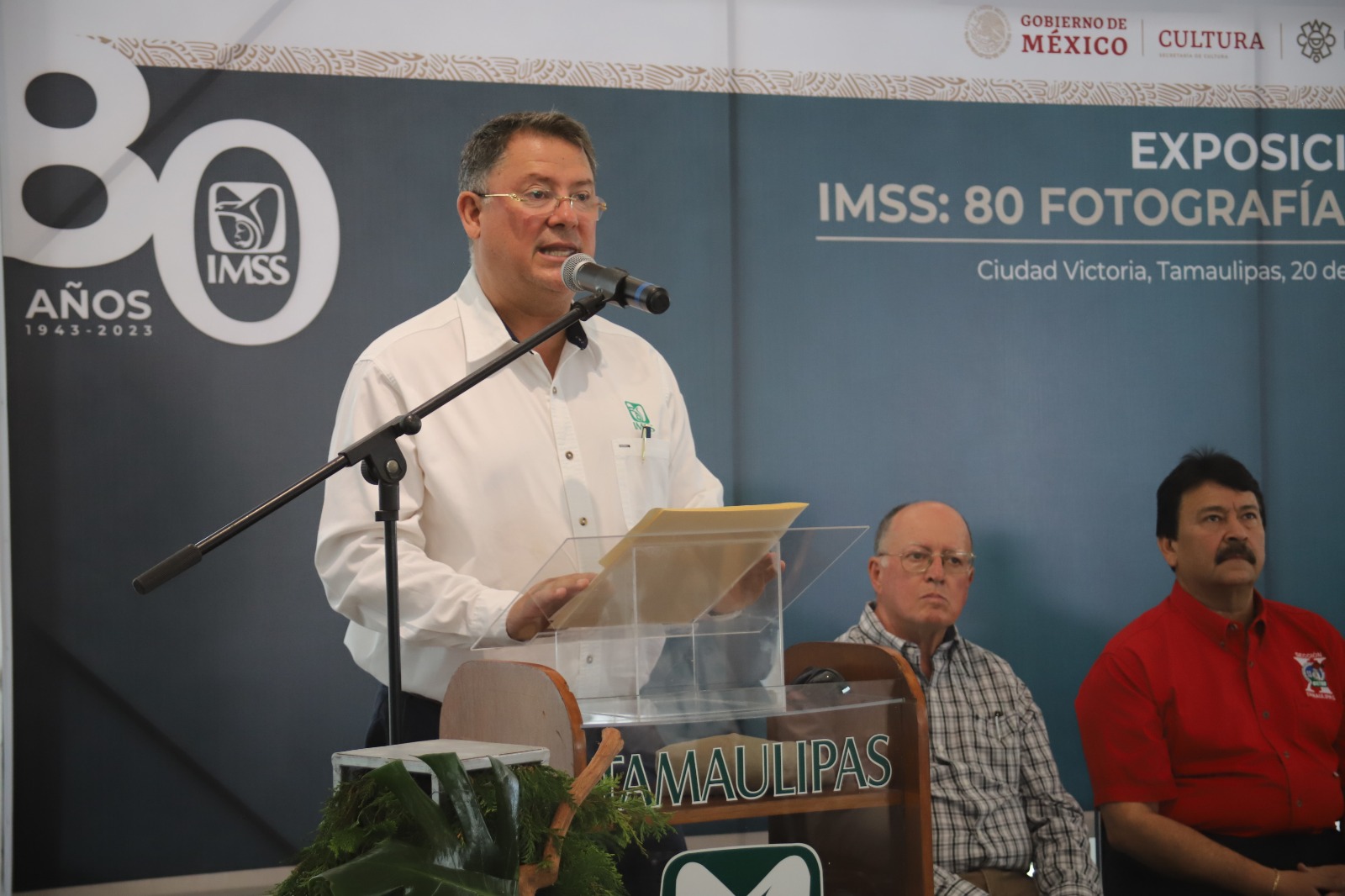 Celebra IMSS 80 aniversario con exposición fotográfica en Museo de Historia Natural de Tamaulipas “Tamux”  •	Esta exposición fotográfica presenta al público de Tamaulipas, el gran sentido social que ha representado el IMSS para los mexicanos  •	Se pueden observar, entre otras imágenes, los primeros trabajadores, las primeras oficinas y sanatorios, el primer afiliado, la primera enfermera, las primeras ambulancias, las hazañas deportivas, el patrimonio artístico – cultural, los trasplantes y avances médicos  Con motivo de las actividades que se llevan a cabo para celebrar el 80 aniversario del Instituto Mexicano del Seguro Social (IMSS), autoridades del Instituto Mexicano del Seguro Social (IMSS) en Tamaulipas, inauguraron la exposición fotográfica nacional “80 Años, 80 historias”, en el Museo de Historia Natural de Tamaulipas “Tamux”, en Ciudad Victoria.  La ceremonia protocolaria fue encabezada por el titular del IMSS, doctor Federico Hector Marín Martínez, y por el licenciado Marco Antonio Orozco Zuarth, jefe de la División de Administración de Documentos, quienes destacaron la importancia del Instituto en el desarrollo del México moderno y su impacto en la sociedad del país.  En su intervención, el doctor Marín Martínez destacó que “esta exposición fotográfica que hoy inauguramos quiere mostrar al público de Tamaulipas, el gran sentido social que ha representado el IMSS para los mexicanos, con imágenes del espíritu de su solidaridad, de su humanismo, de su lealtad, pero, sobre todo, del valor humano de sus trabajadores, y el propósito de la misma, que inspira para continuar fortaleciendo estos mismos valores”.  “Es un orgullo formar parte de esta institución, de ser parte de esta la familia, que celebramos en este año 2023, sus 80 años como sostén de la seguridad social de nuestro país; 80 fotografías, 80 historias, es una pequeña muestra de la grandeza de una institución, forjada por la lucha y por la unidad de su pueblo, por eso, larga vida para el Instituto Mexicano del Seguro Social”, puntualizó el titular del IMSS en Tamaulipas.       Por su parte, el licenciado Orozco Zuarth, señaló que “en el contexto del 80 aniversario, en el archivo histórico del IMSS, cuya función es la de conservar, custodiar y difundir el material documental desde su creación y su evolución institucional hasta nuestros días, hemos preparado esta exposición fotográfica nacional”.  Agregó que en este recorrido visual, “podemos observar su origen como producto de la lucha revolucionaria, los primeros trabajadores, las primeras oficinas y sanatorios, el primer afiliado, la primera enfermera, las primeras ambulancias, las hazañas deportivas, el patrimonio artístico – cultural, los trasplantes y avances médicos, el personal de salud apoyando en los momentos más necesarios, hasta los últimos años en que la institución transforma el sistema de salud”.  En el evento participó el cronista de Ciudad Victoria, el maestro Francisco Javier Ramos Aguirre, quien de manera amena reseñó la historia del IMSS en Tamaulipas, y recordó a algunos de los médicos más destacados que han pasado por los hospitales y clínicas del instituto en la entidad.  “Es una satisfacción asistir a la celebración de estos primeros 80 años conmemorativos de uno de los organismos que ha tenido a lo largo de la historia el mayor impacto en la vida de los mexicanos y desde luego en el caso de los tamaulipecos, me refiero al Instituto Mexicano del Seguro Social, creado en el periodo post revolucionario, en el marco del pacto social que marca la constitución de 1917, de lo que hoy sería o que se denomina la tercera transformación”, explicó el maestro Ramos Aguirre.  En la inauguración estuvieron presentes el doctor Pedro Luis Ramírez Perales, secretario general de la Sección X del Sindicato Nacional de Trabajadores del Seguro Social en Tamaulipas; el doctor Eduardo Martínez Bermea, subsecretario de atención médica en la Secretaría de Salud; Mercedes Lorena Zapata Medina, secretaria de Bienestar Social del Gobierno de Ciudad Victoria; y el licenciado Eduardo Rocha Orozco, vocal ejecutivo de Parques y Biodiversidad de Tamaulipas