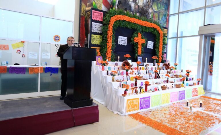 La Secretaría de Administración presenta altar de muertos en Torre Bicentenario