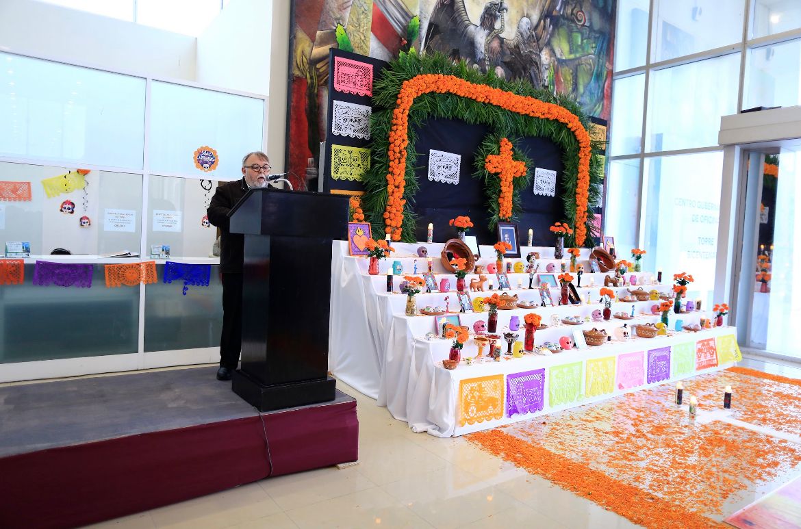 La Secretaría de Administración presenta altar de muertos en Torre Bicentenario