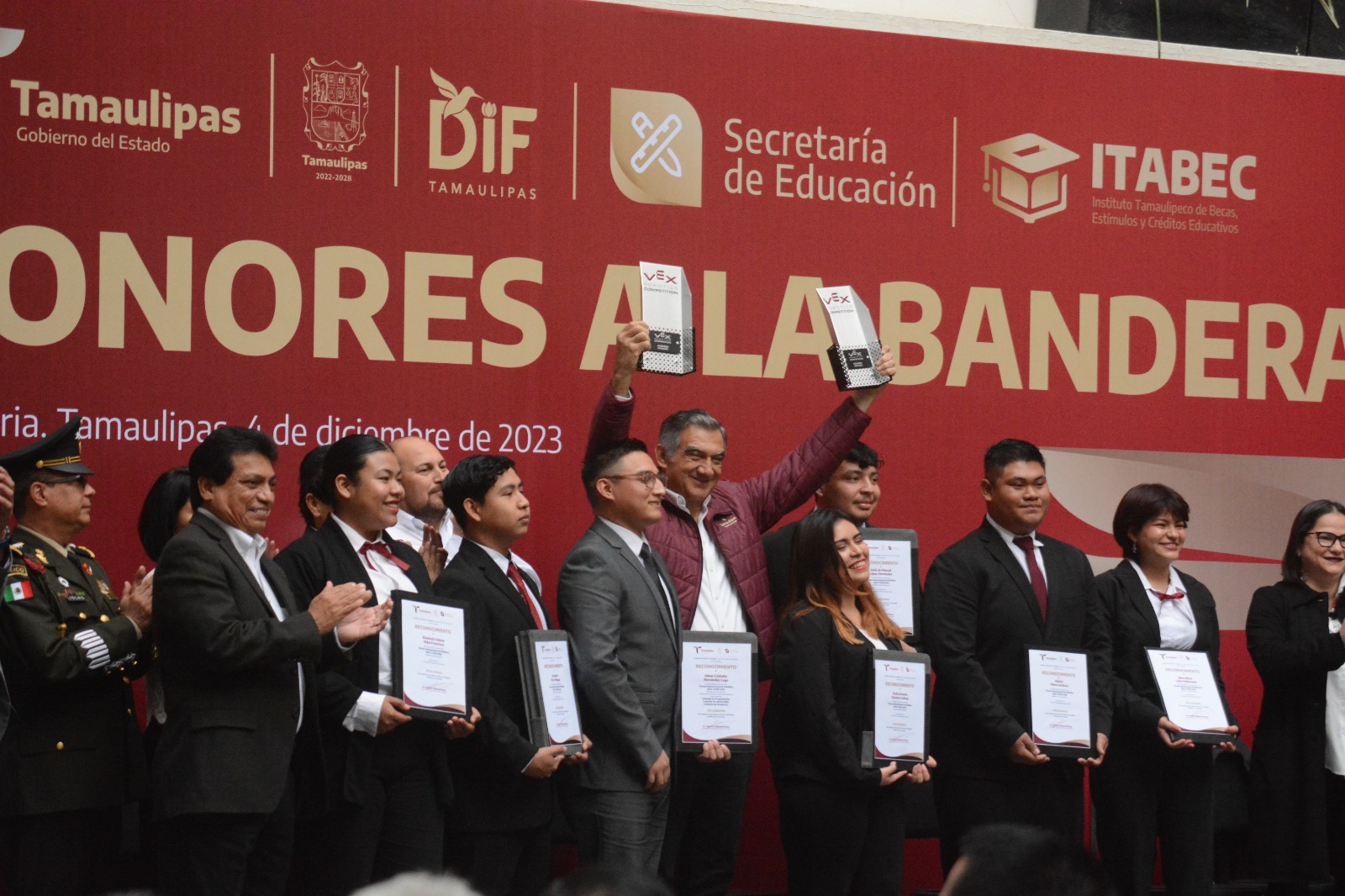 Entrega gobernador 117 mdp en becas y reconoce a los alumnos destacados de Tamaulipas