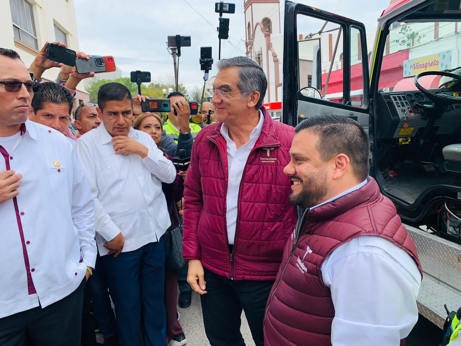 Entrega Américo camión de bomberos a la Coordinación Estatal de Protección Civil