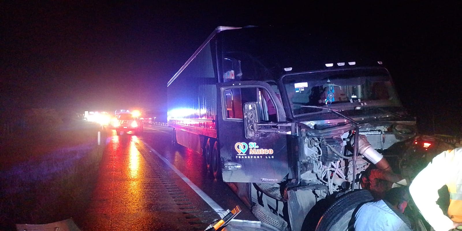 Circulación cerrada en un carril por choque de tráilers a la altura de El Mante