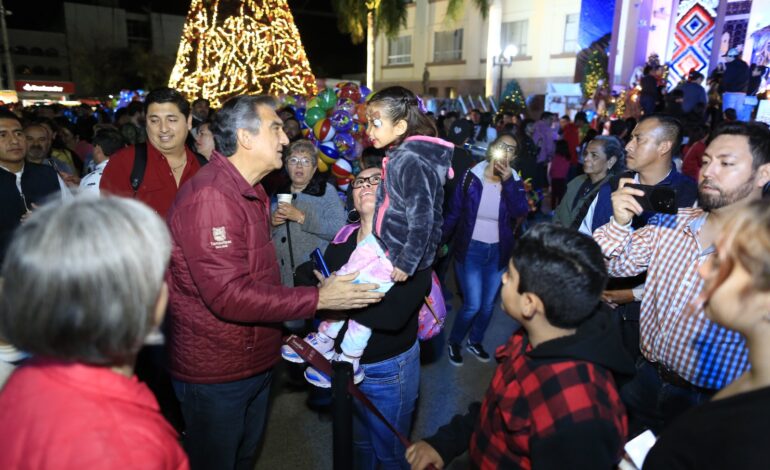 Américo y María conviven con familias durante desfile navideño