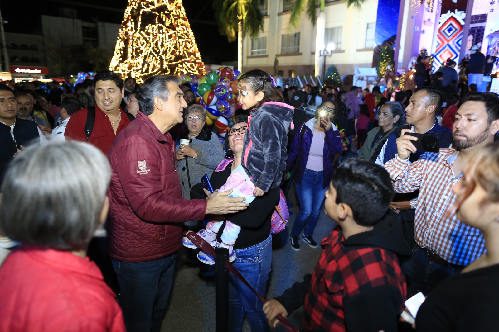 Américo y María conviven con familias durante desfile navideño