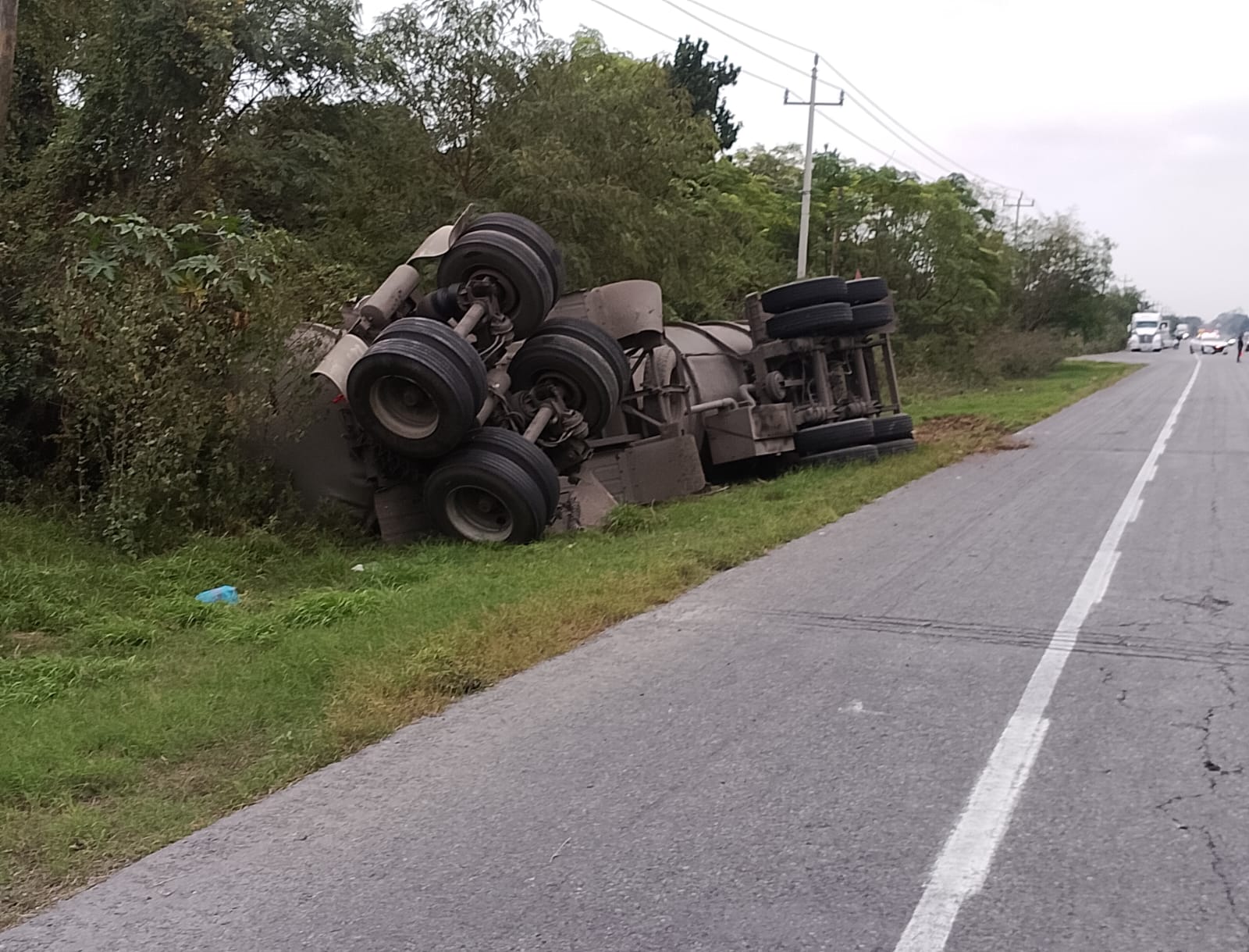 Guardia Estatal atiende desprendimiento de pipa y derrame de combustible