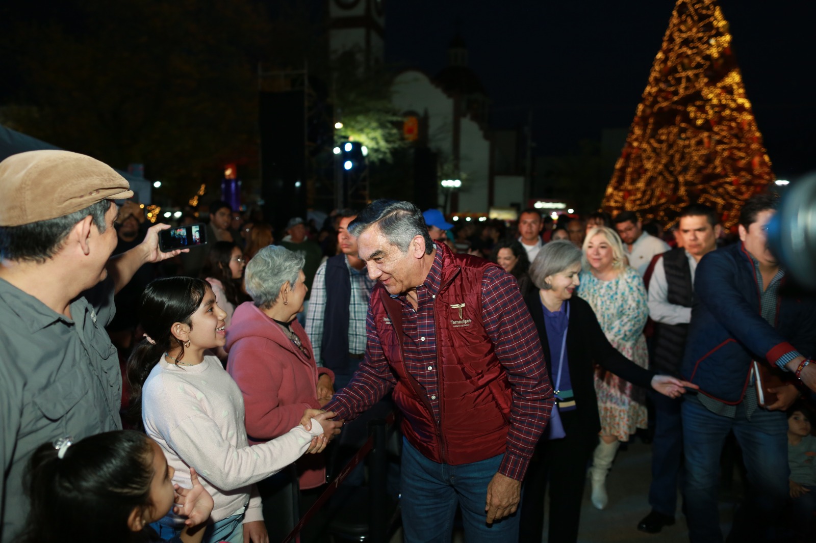 Conviven Américo y María con familias en concierto por Día de Reyes