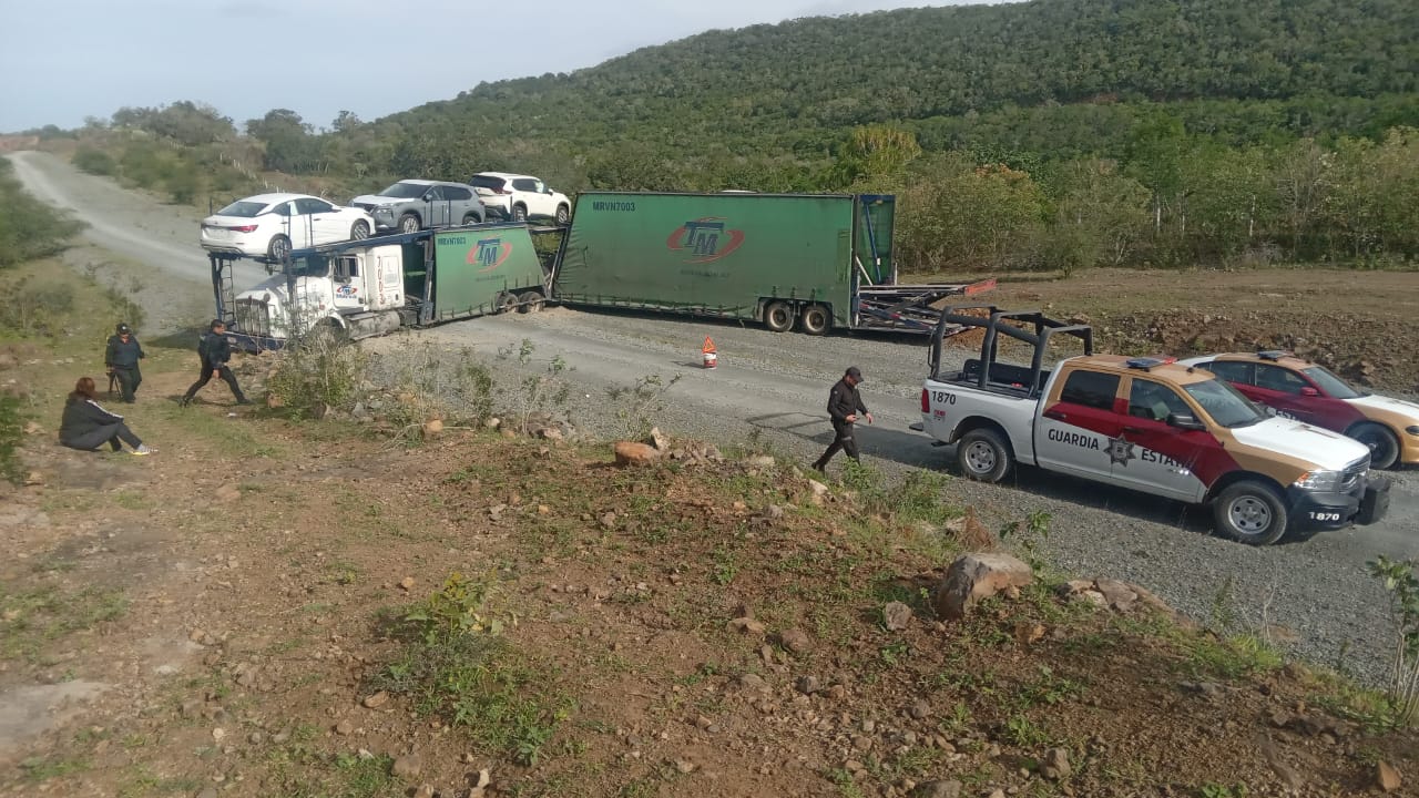 Guardia Estatal atiende reporte de tráiler tipo nodriza extraviado