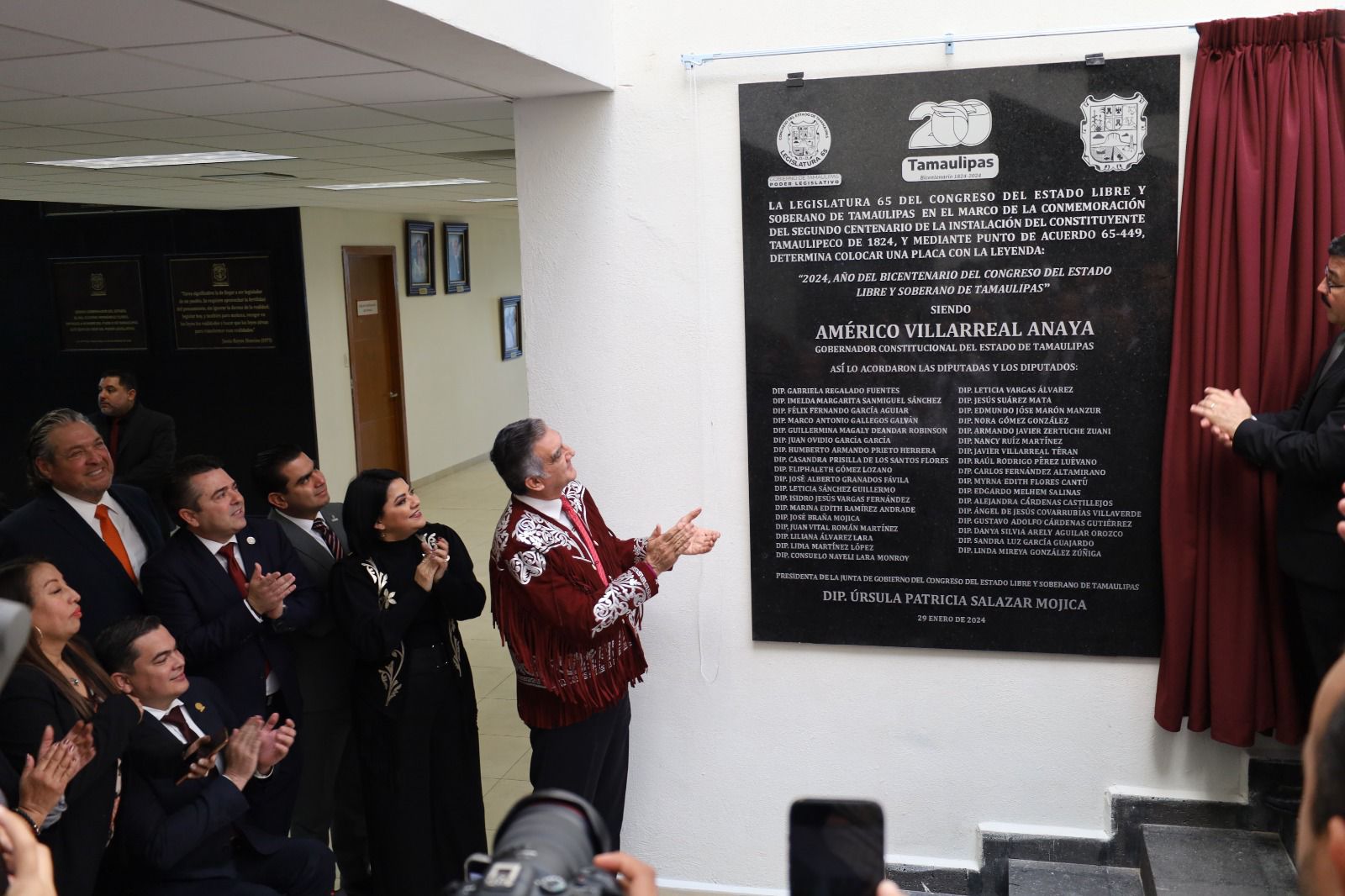 Devela gobernador placa conmemorativa del Bicentenario del Congreso de Tamaulipas