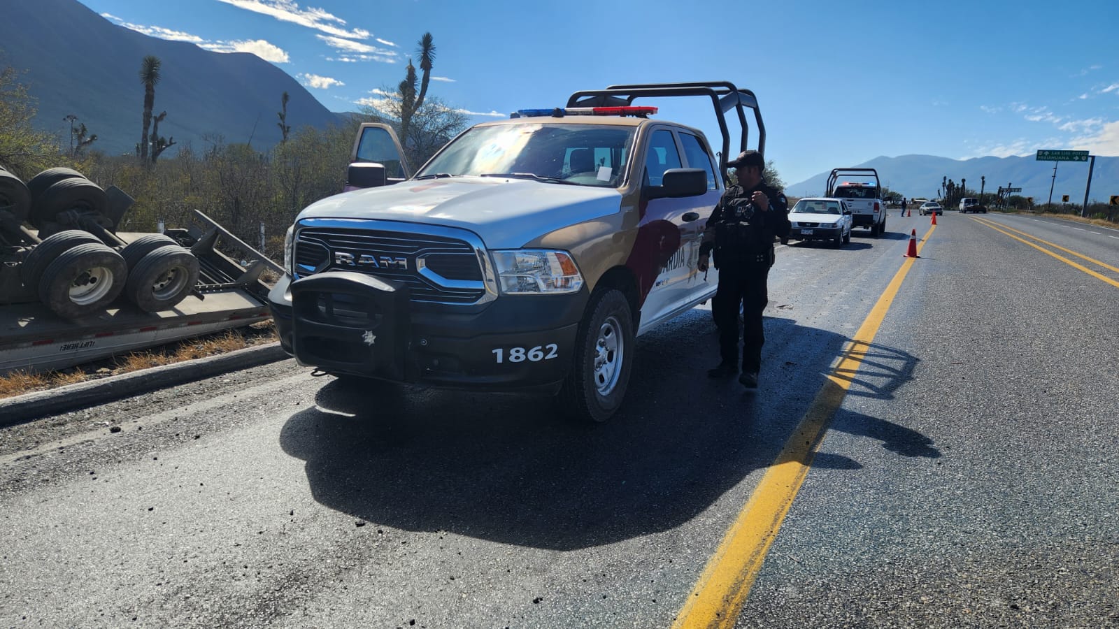 Guardia Estatal auxilia en volcadura de tractocamión cargado de limones