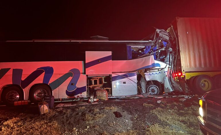 Alerta: choque entre autobús y tráiler provoca cierre de circulación en Carretera Federal 83