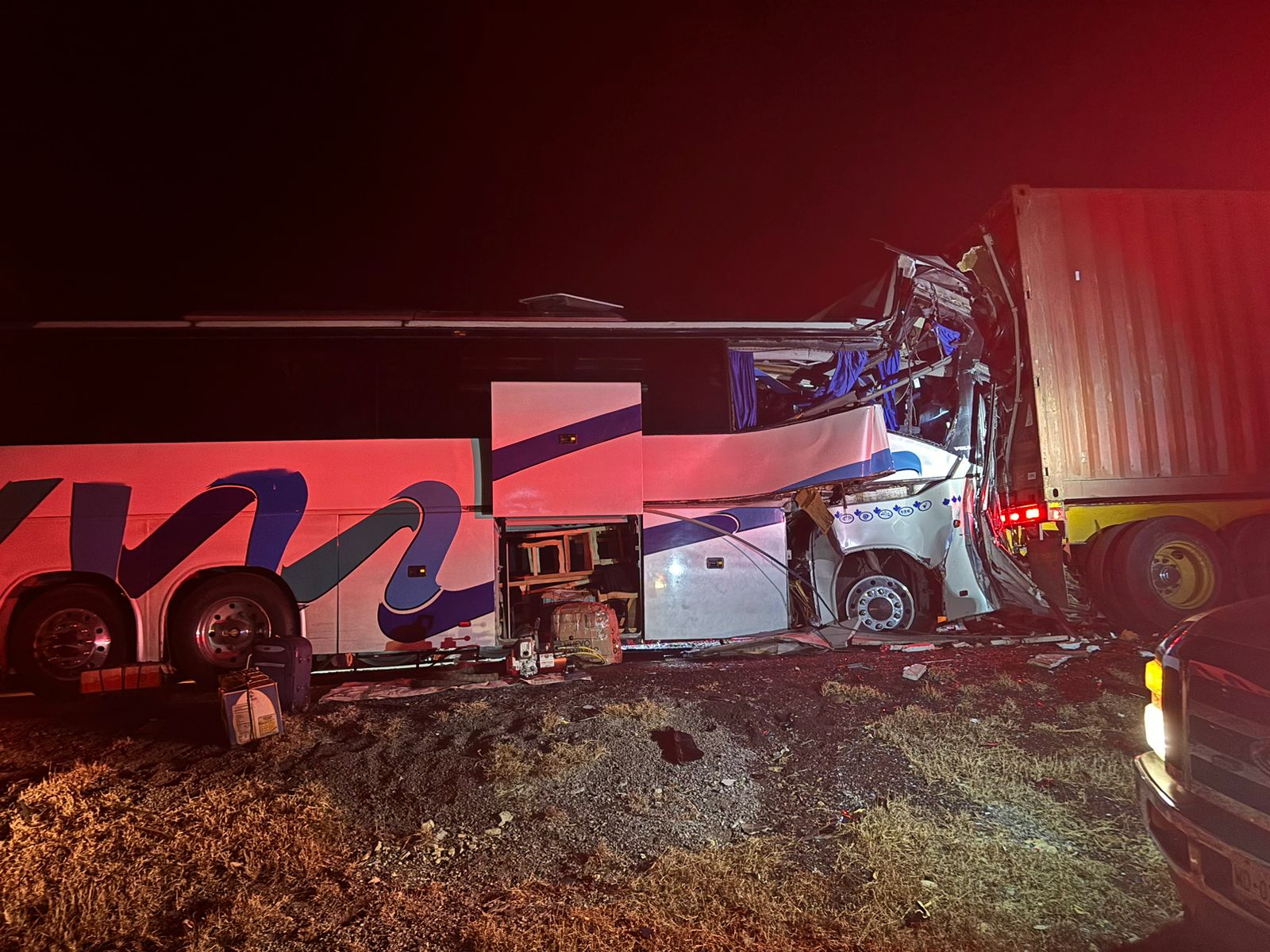 Choque entre autobús deja a 37 personas lesionadas y una fallecida