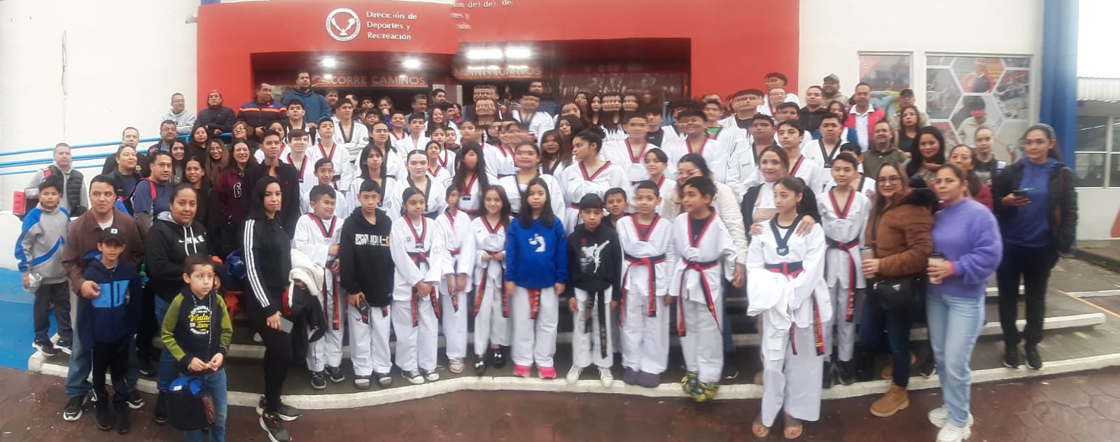 Taekwondoínes se manifiestan en las oficinas del INDE