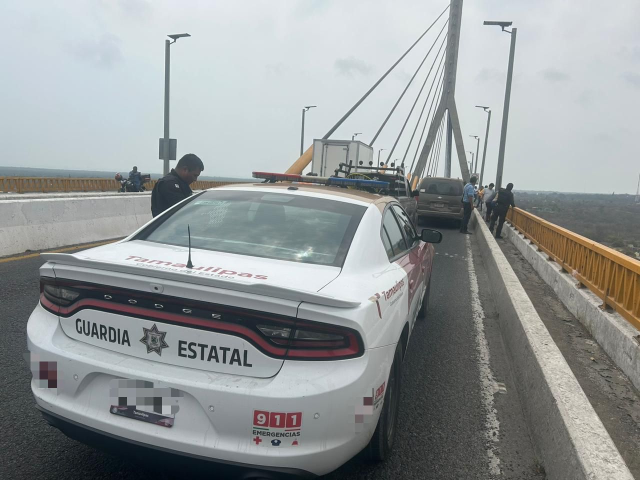 Personal de la Guardia Estatal evita suicidio en el Puente Tampico