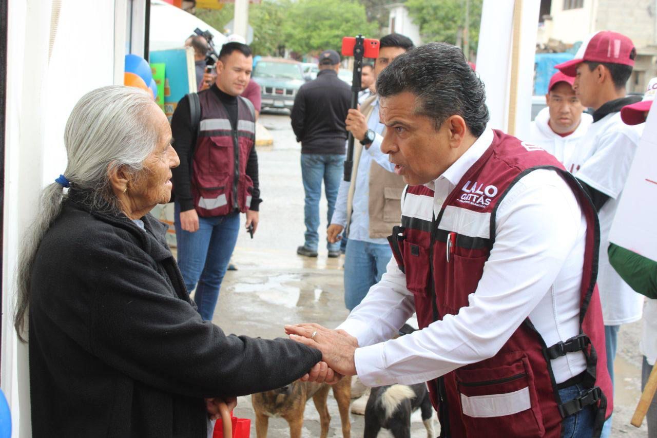 Bajo la lluvia, Lalo Gattas sigue recorriendo colonias de Victoria