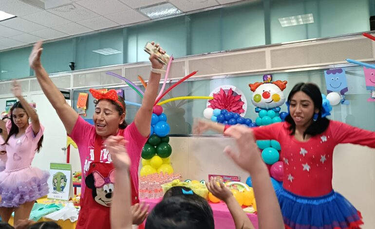 Celebra  IMSS Tamaulipas Décimo Aniversario de Enfermera que ha llevado  amor y alegría a niñas y niños caracterizada como “Mary Cositas”