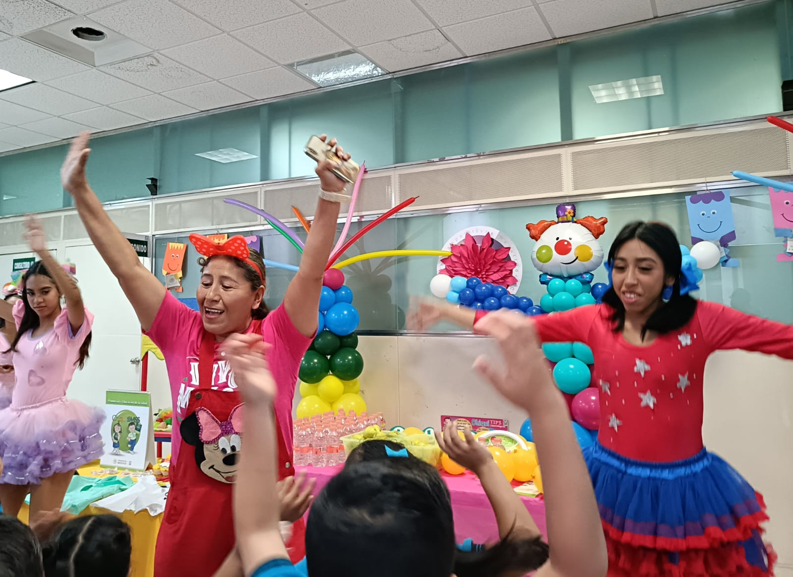 Celebra  IMSS Tamaulipas Décimo Aniversario de Enfermera que ha llevado  amor y alegría a niñas y niños caracterizada como “Mary Cositas”