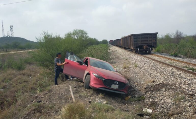 Vehículo se impacta contra ferrocarril en Carretera Victoria-Monterrey