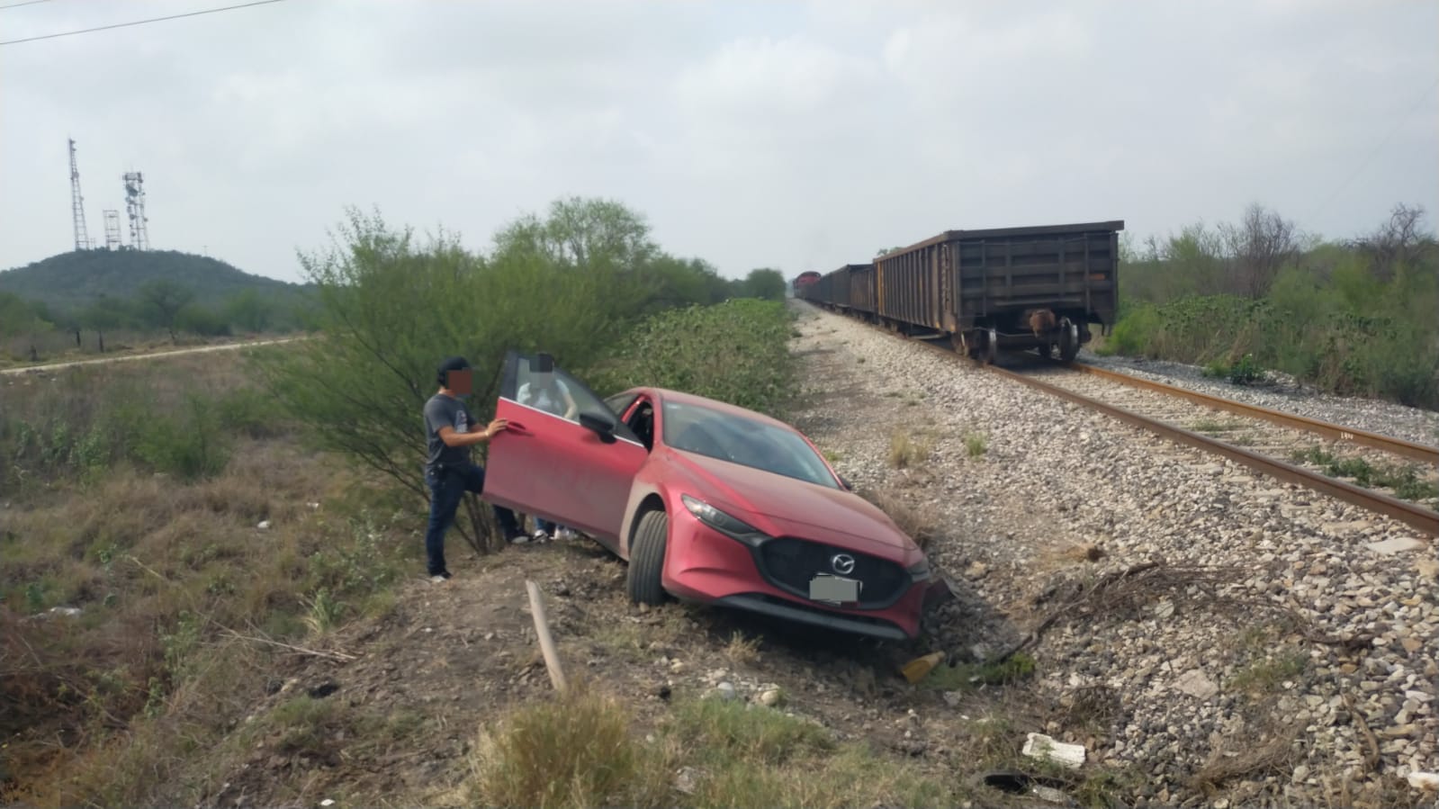 Vehículo se impacta contra ferrocarril en Carretera Victoria-Monterrey