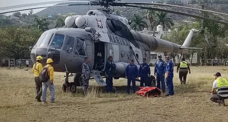 Inicia helicóptero de SEMAR combate a incendio en Cañón del Novillo