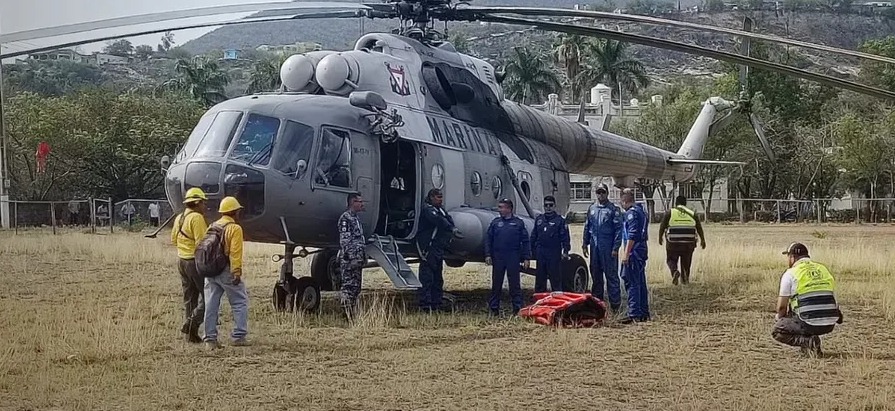 Inicia helicóptero de SEMAR combate a incendio en Cañón del Novillo