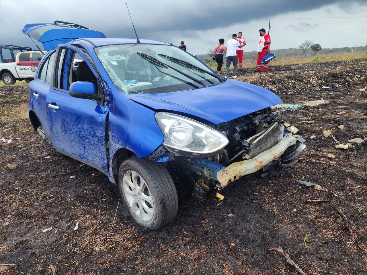 Dos personas lesionadas en volcadura en Carretera Estatal 64