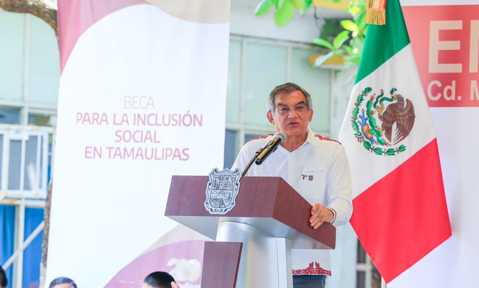 Entrega Américo becas que benefician a 54 mil estudiantes de Tamaulipas