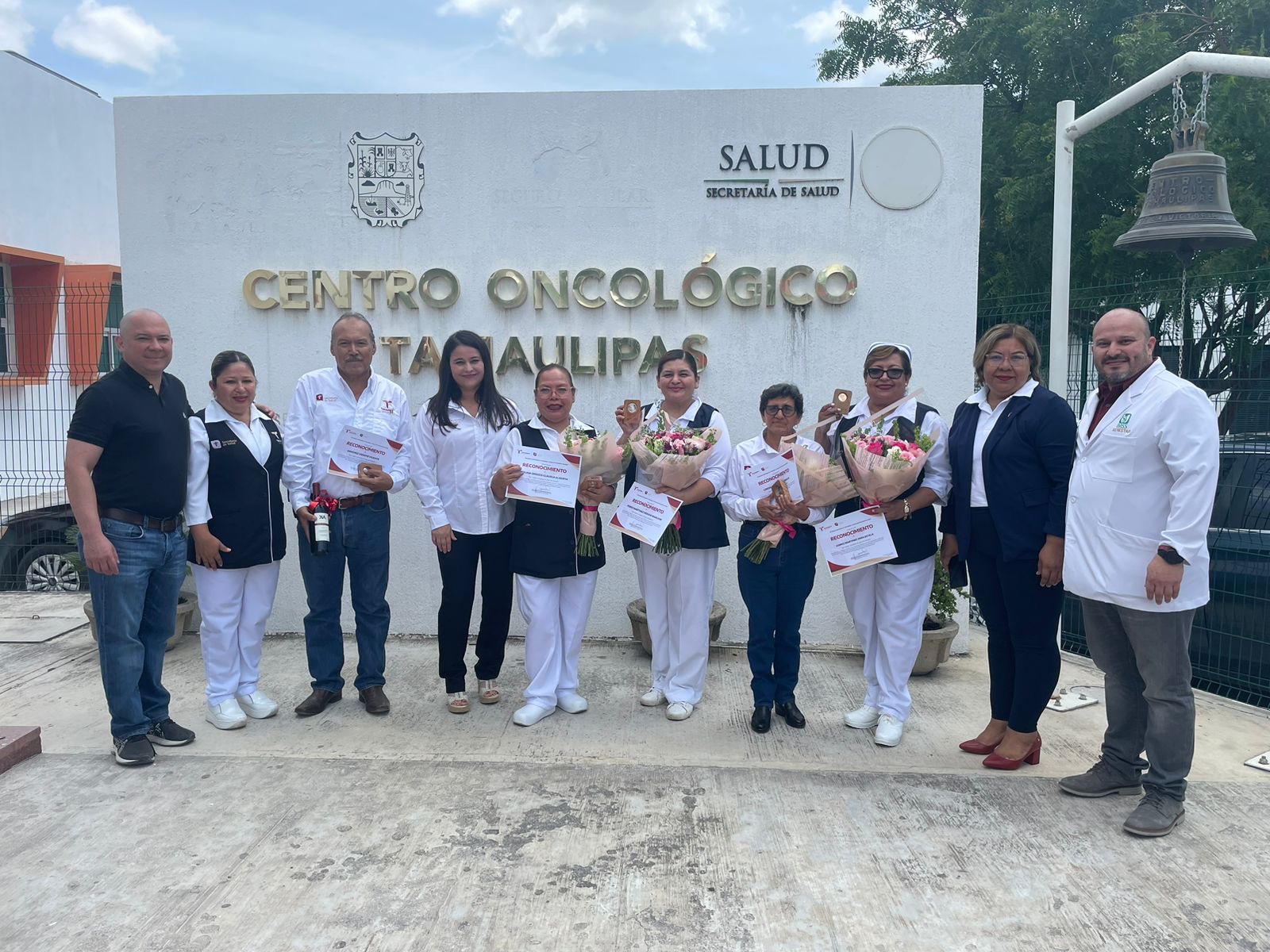 Reciben trabajadores del Centro Oncológico medallas por años de servicio