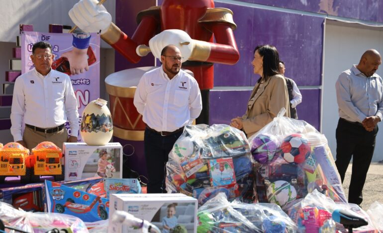 Entrega secretario general de Gobierno y su equipo de trabajo, juguetes al DIF Tamaulipas