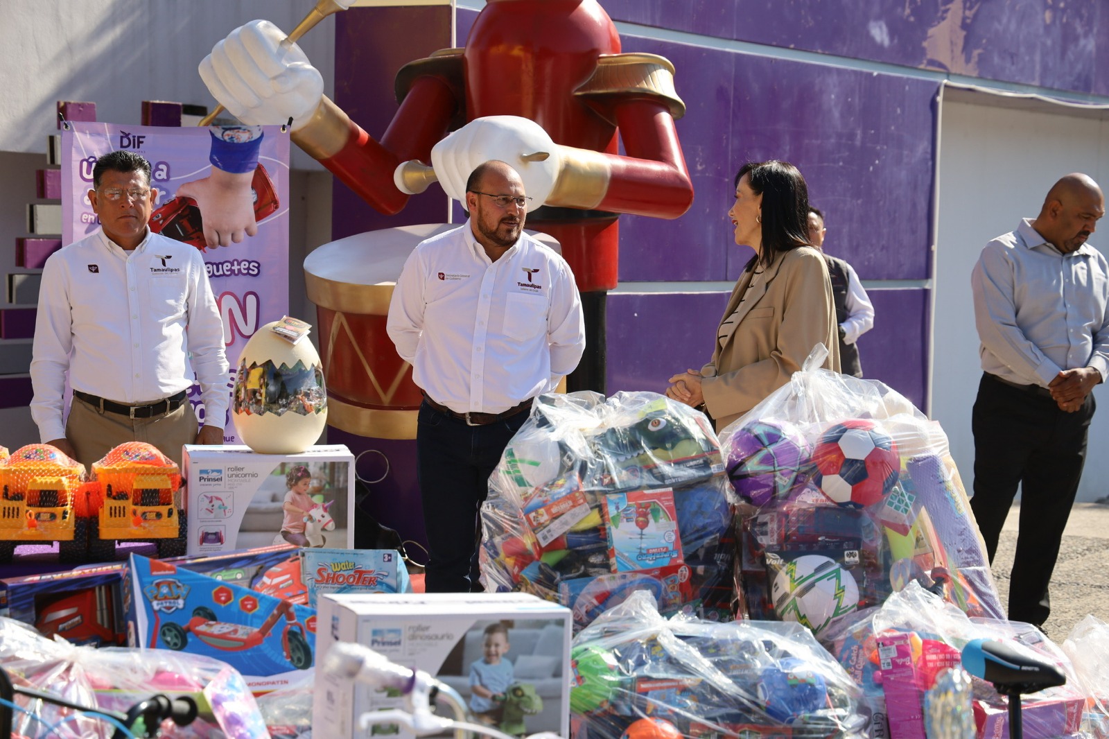 Entrega secretario general de Gobierno y su equipo de trabajo, juguetes al DIF Tamaulipas