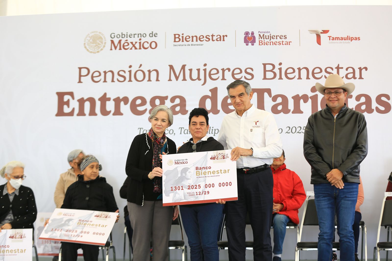 Entrega Américo Villarreal tarjetas del programa «Mujeres Pensión Bienestar»