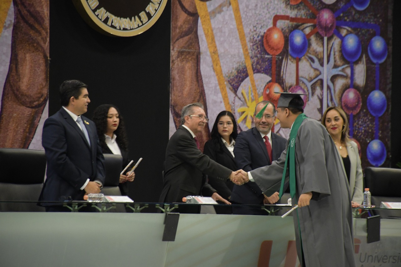 Autoridades estatales y académicas Celebran la graduación de alumnos en la Facultad de Comercio y Administración Victoria