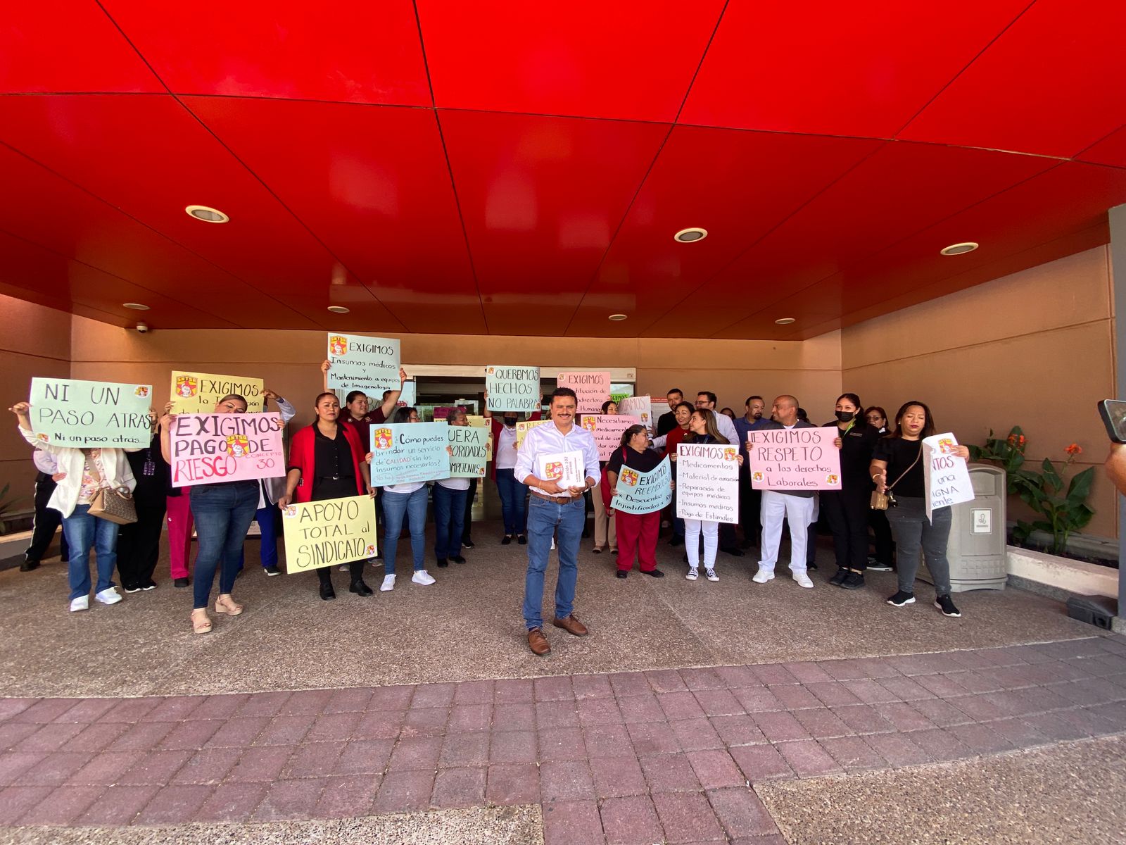 Trabajadores del Hospital Regional de Alta Especialidad protestan por falta de insumos y pagos pendientes