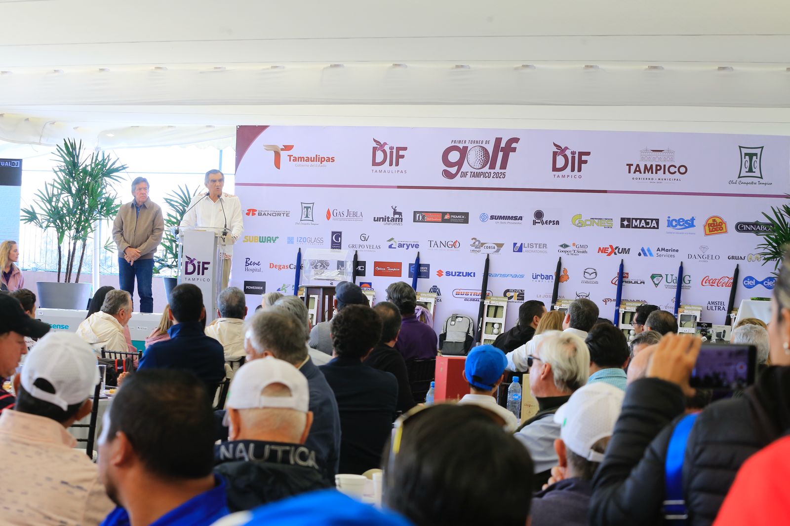 Premia gobernador Américo Villarreal a ganadores de Torneo de Golf DIF Tampico 2025