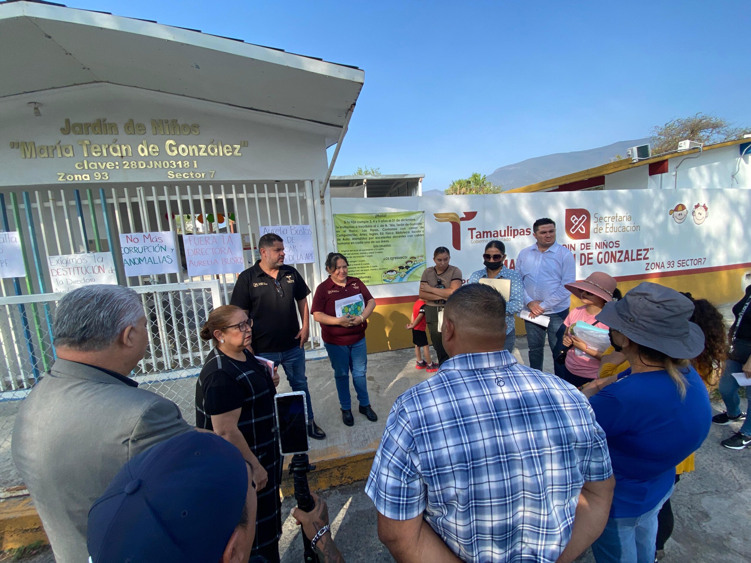 Padres de familia toman Jardín de Niños en Las Flores; exigen destitución de la directora