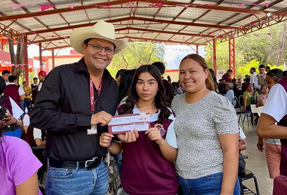 Impulsan el Futuro de Jaumave con Becas Benito Juárez
