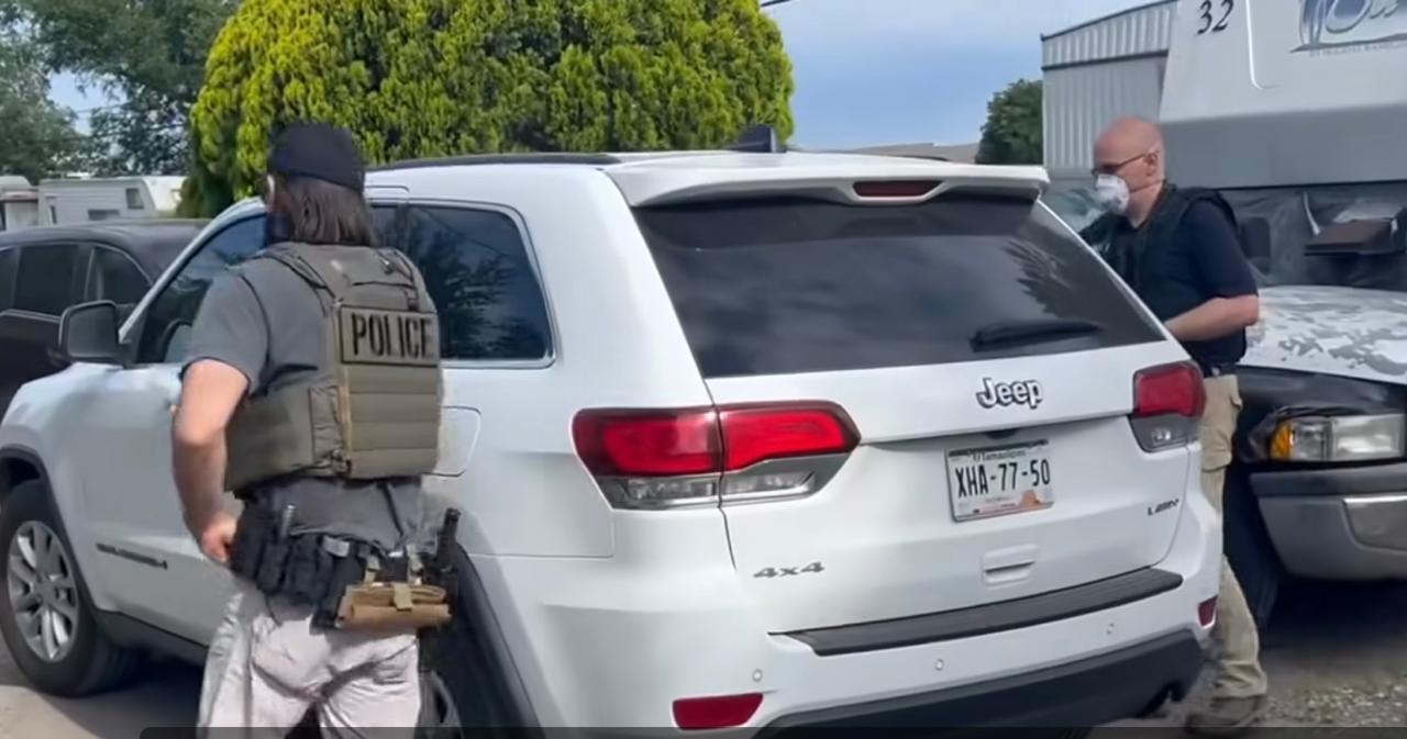 Detectan vehículo con placas mexicanas en operativo del ICE en EE.UU.
