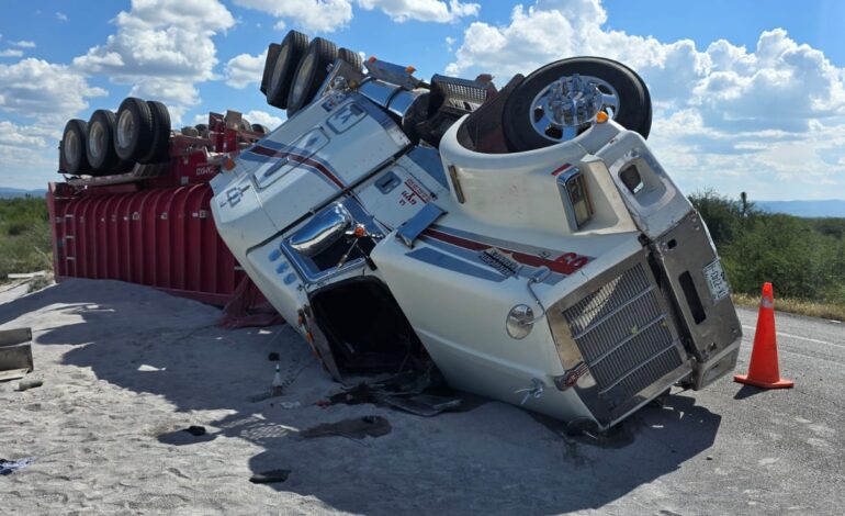 Circulación parcialmente suspendida en la Carretera Federal 101 por volcadura de tractocamión