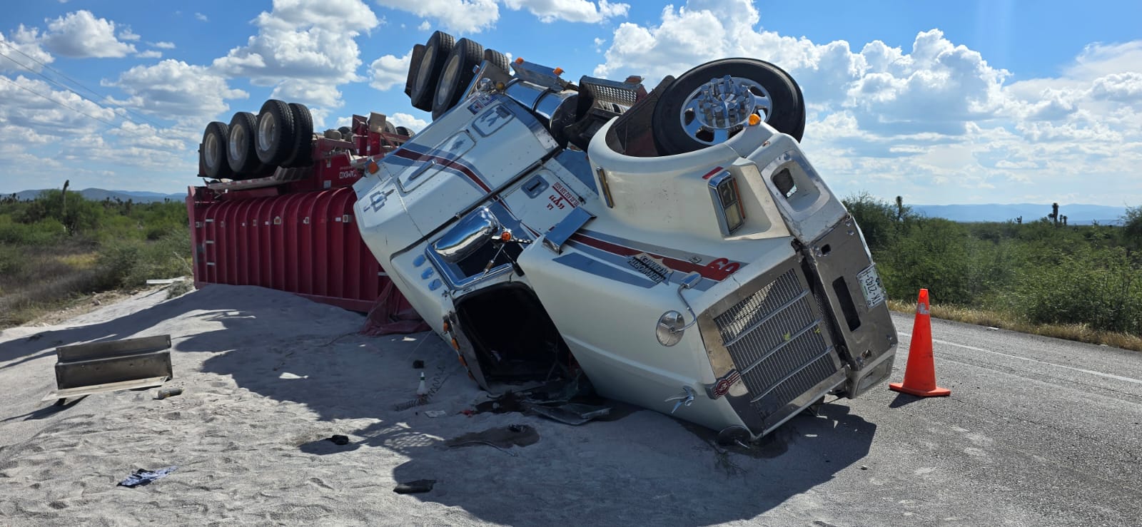 Circulación parcialmente suspendida en la Carretera Federal 101 por volcadura de tractocamión