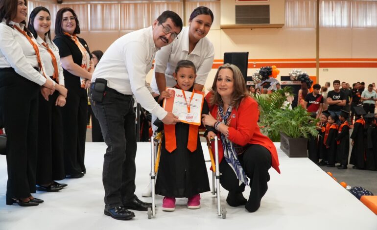 El rector Dámaso Anaya y la Lic. Isolda Rendón presiden graduación de los CENDIS de la UAT