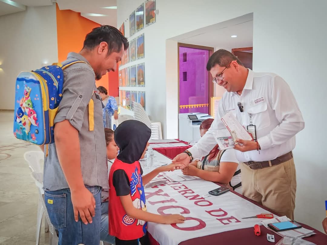LUIS LAURO REYES ACOMPAÑA A FAMILIAS EN EL CRIT ALTAMIRA Y ENTREGA APOYOS PARA GASTOS MÉDICOS
