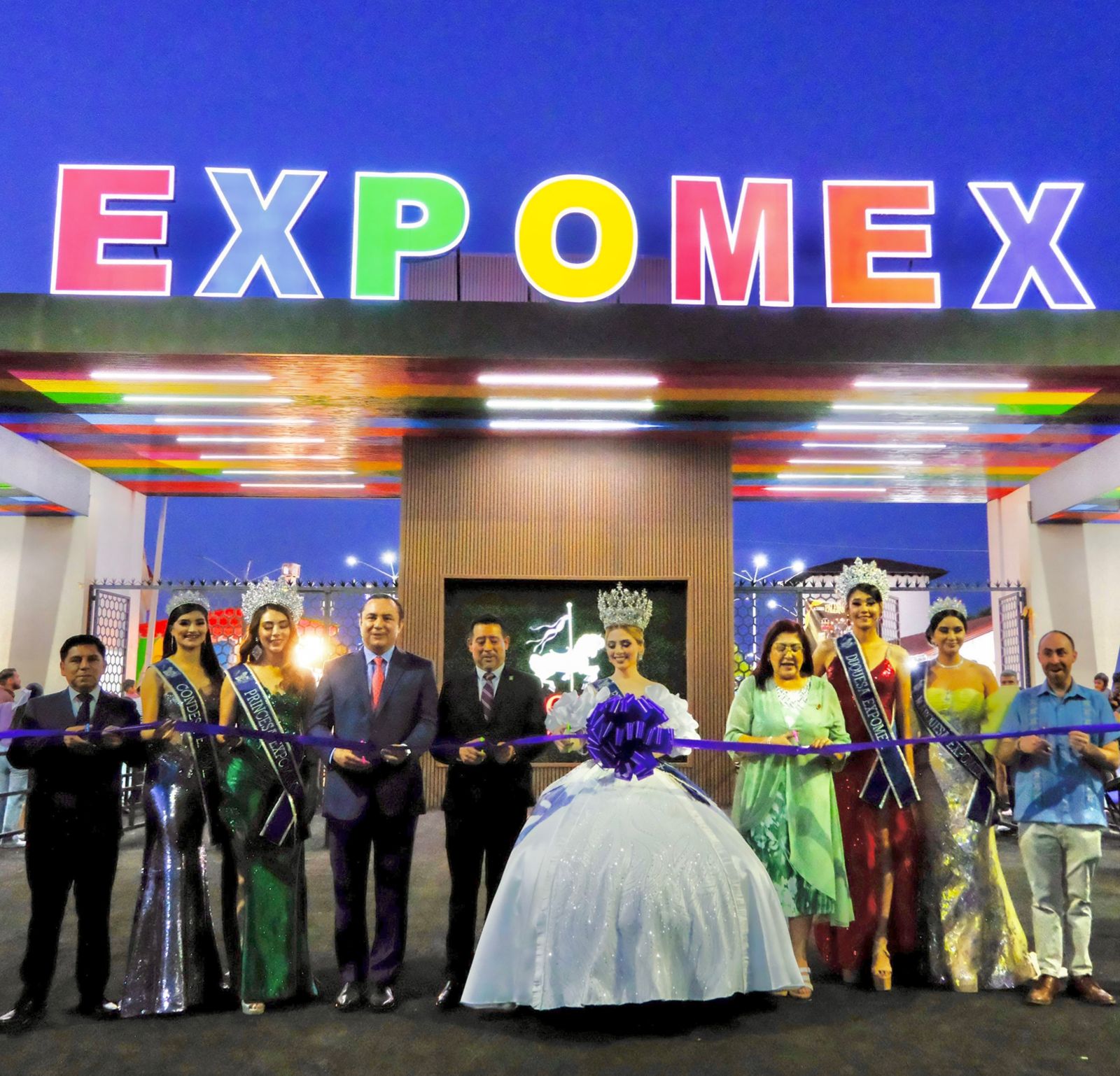 Comparte Sergio “Cheko” Ojeda con familias el primer día de Expomex 2025