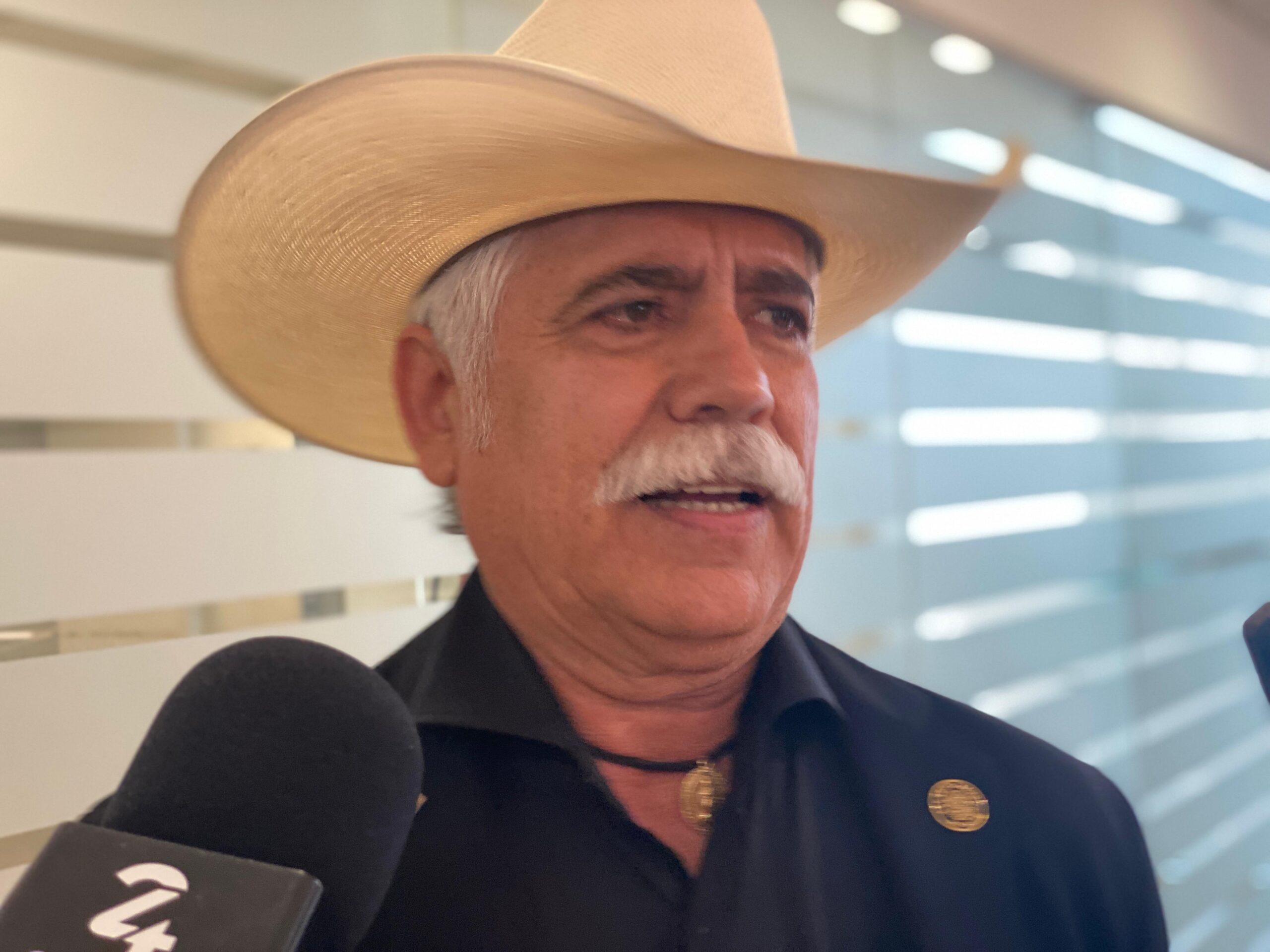 Verástegui pide a gobiernos asumir responsabilidad en seguridad y frenar recortes a municipios