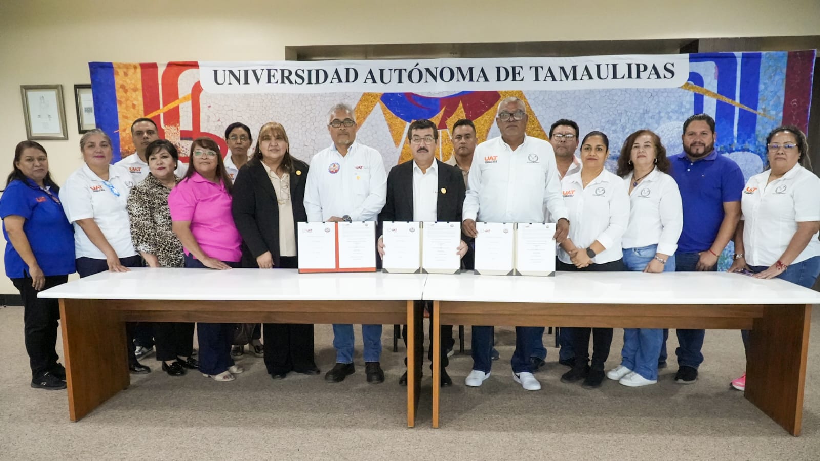 Concreta la UAT acuerdos en beneficio de sus trabajadores