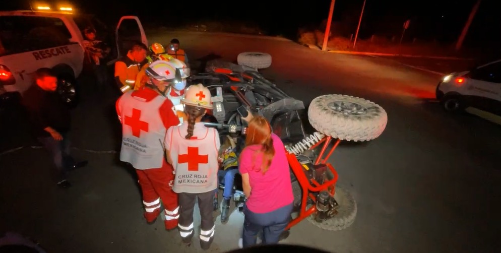 Pareja sufre aparatoso accidente tras realizar “donitas” en vehículo tipo RZR