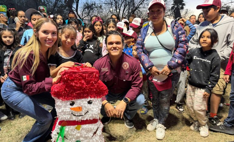 Convive Humberto Prieto Herrera con niñas y niños de la colonia Almaguer en tradicional posada navideña