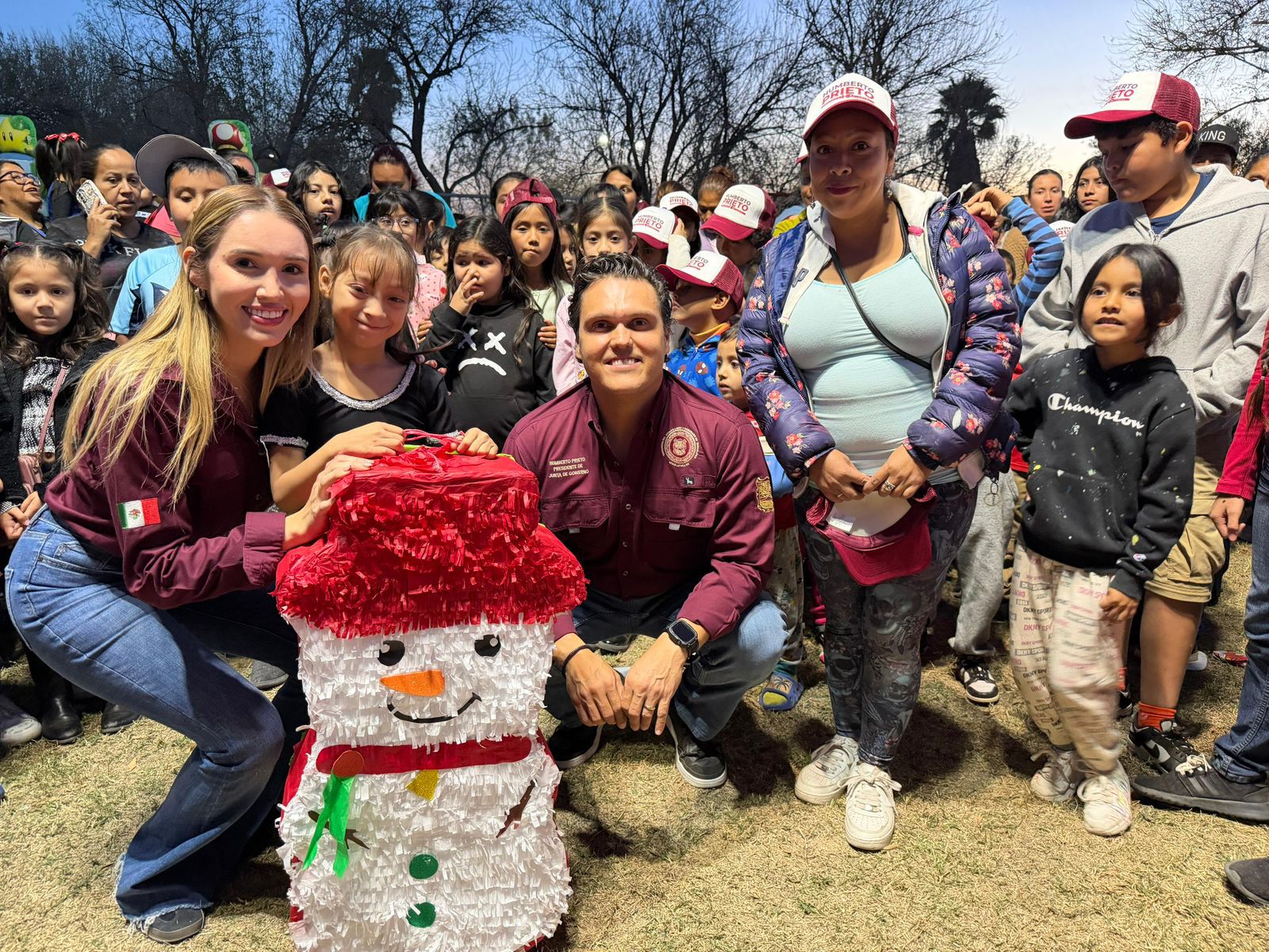 Convive Humberto Prieto Herrera con niñas y niños de la colonia Almaguer en tradicional posada navideña